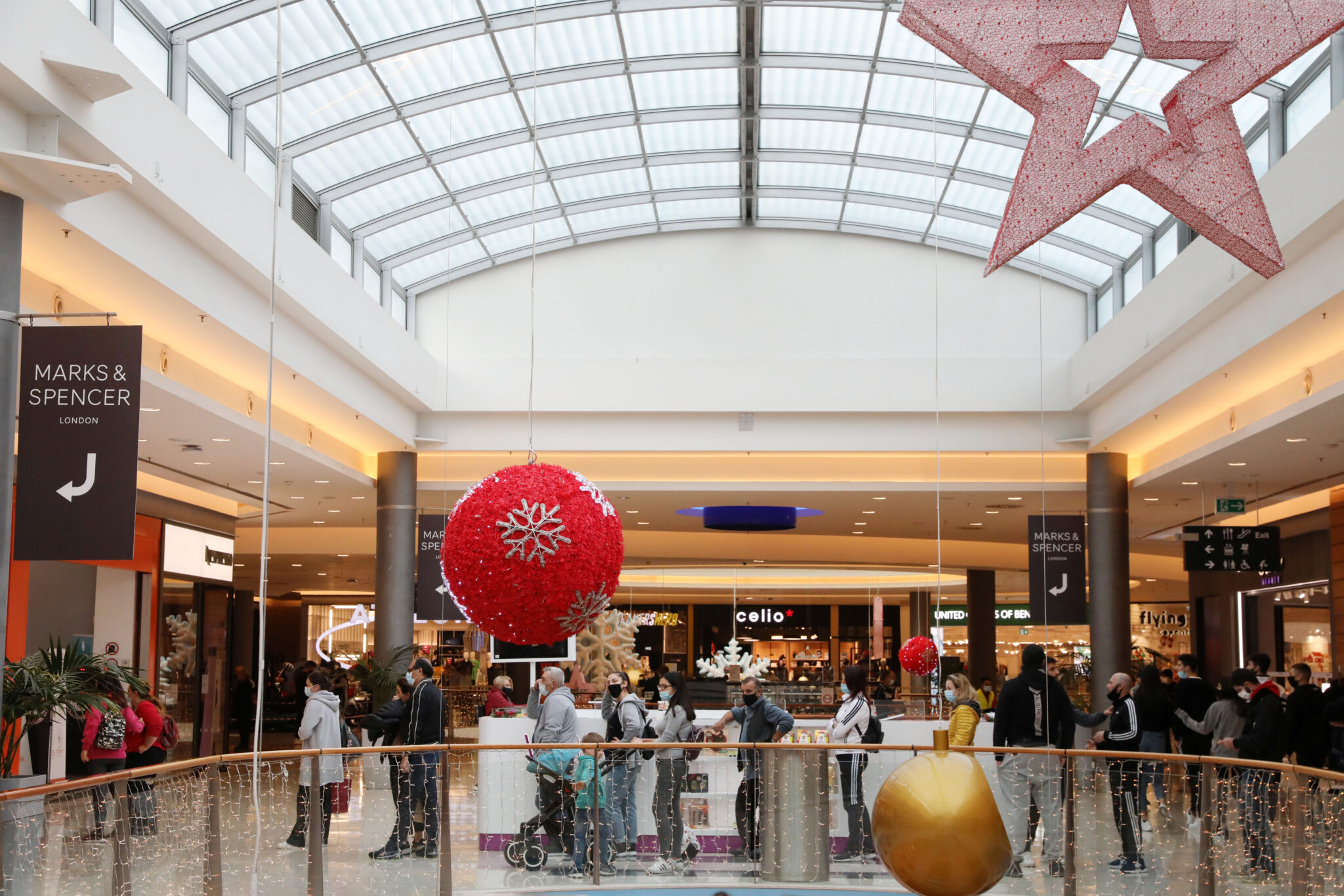 Ανεμβολίαστοι: Ψωνίζουν στα mall, αλλά δεν κάθονται σε καφεστιατόρια (ΒΙΝΤΕΟ)