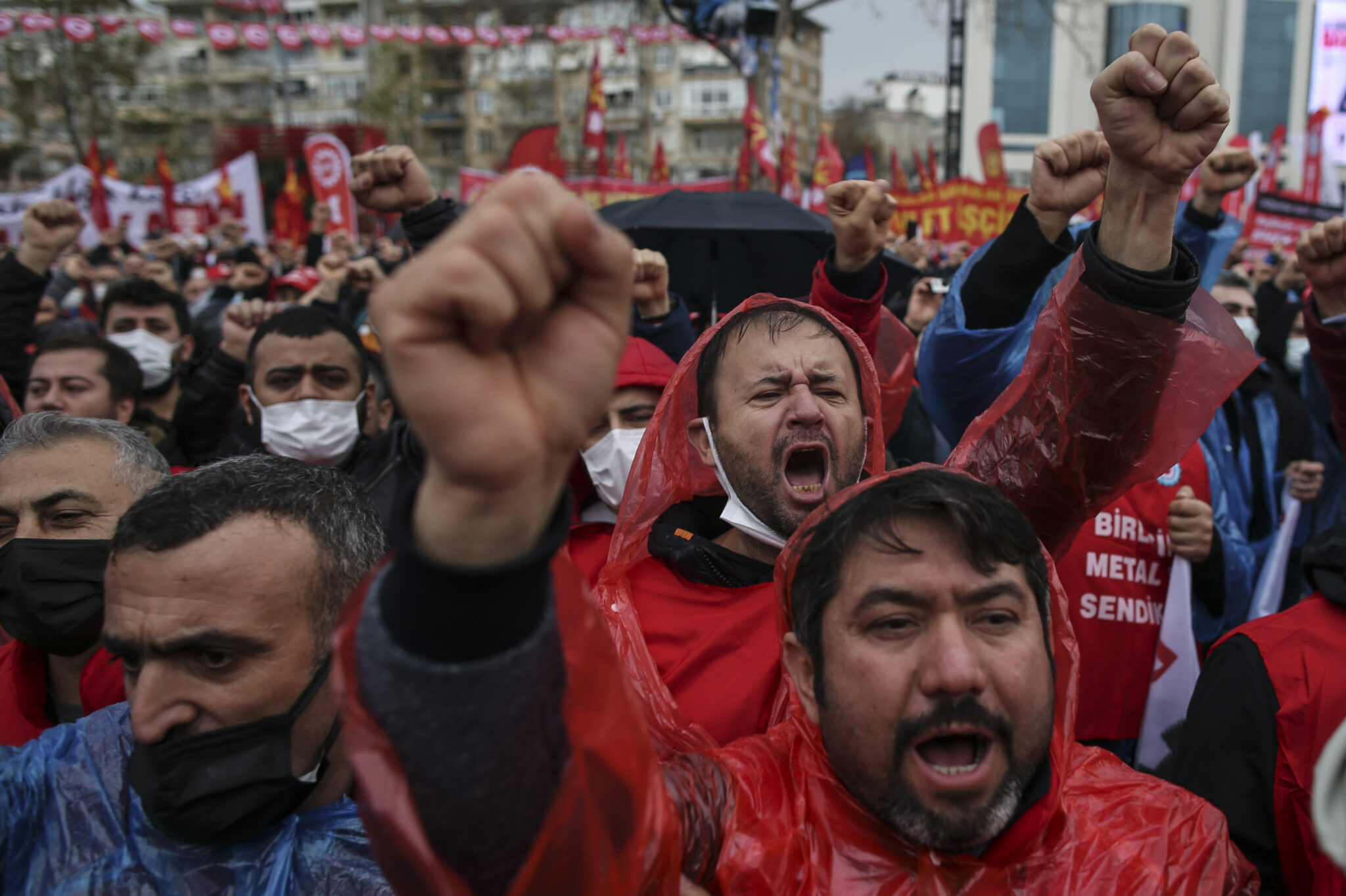 "Φτωχαίνουμε κάθε μέρα περισσότερο": Ξανά στους δρόμους χιλιάδες Τούρκοι