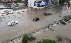 Εγκλωβισμένοι οδηγοί, πλημμυρισμένα υποστατικά και δρόμοι χείμαρροι