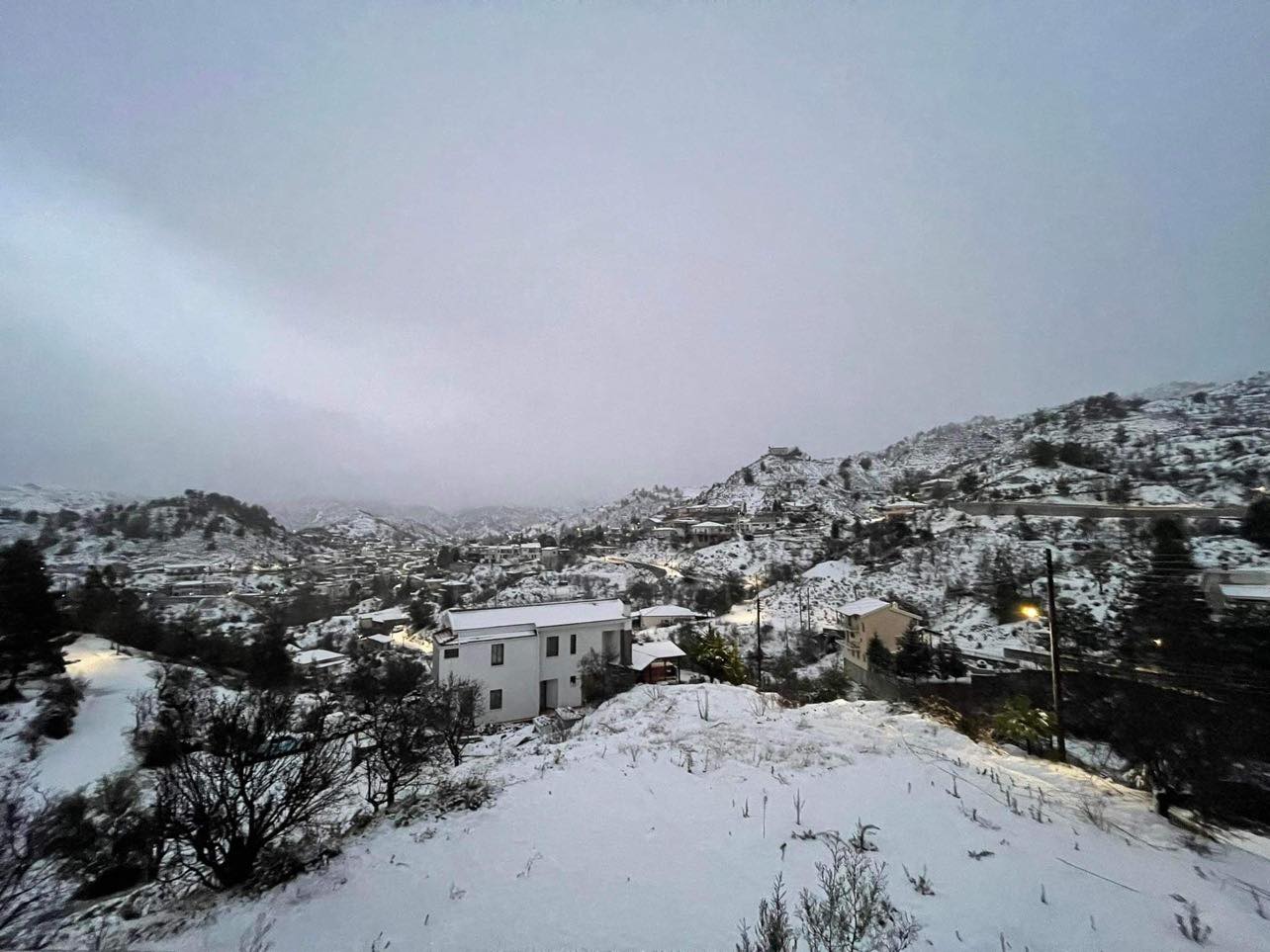 Βαρυχειμωνιά.. από τα παλιά: "Λευκά" ορεινά, κατέβηκαν ορμητικά τα ποτάμια (VID)