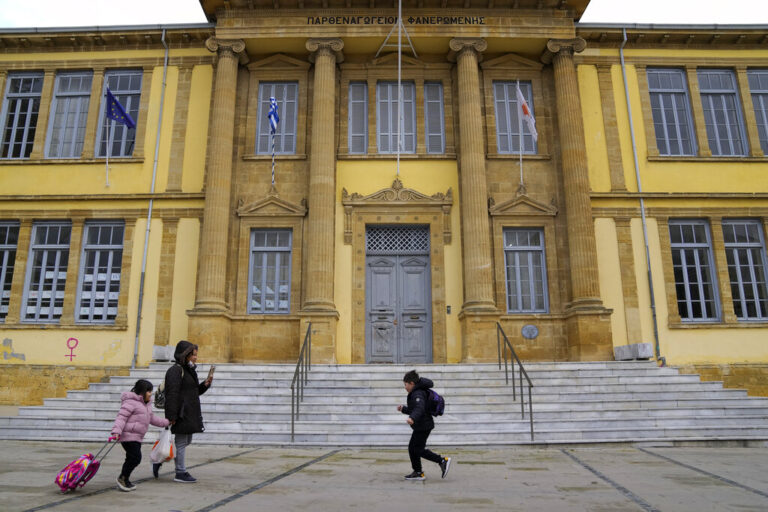 Έχασαν την μάχη με τον κορωνοϊό ακόμη πέντε ασθενείς, άλλα 2,200 νέα κρούσματα