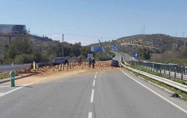 Προσοχή οδηγοί: Γέμισε τούβλα ο αυτοκινητόδρομος