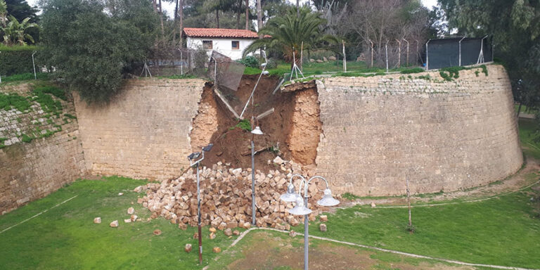 ΦΩΤΟ: Κατέρρευσαν τα ιστορικά τείχη της Λευκωσίας κοντά στο "προεδρικό μέγαρο"