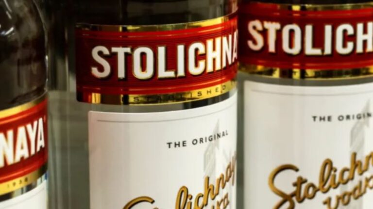 «Τέλος» η ρωσική βότκα Stolichnaya: Πώς θα ονομάζεται πλέον