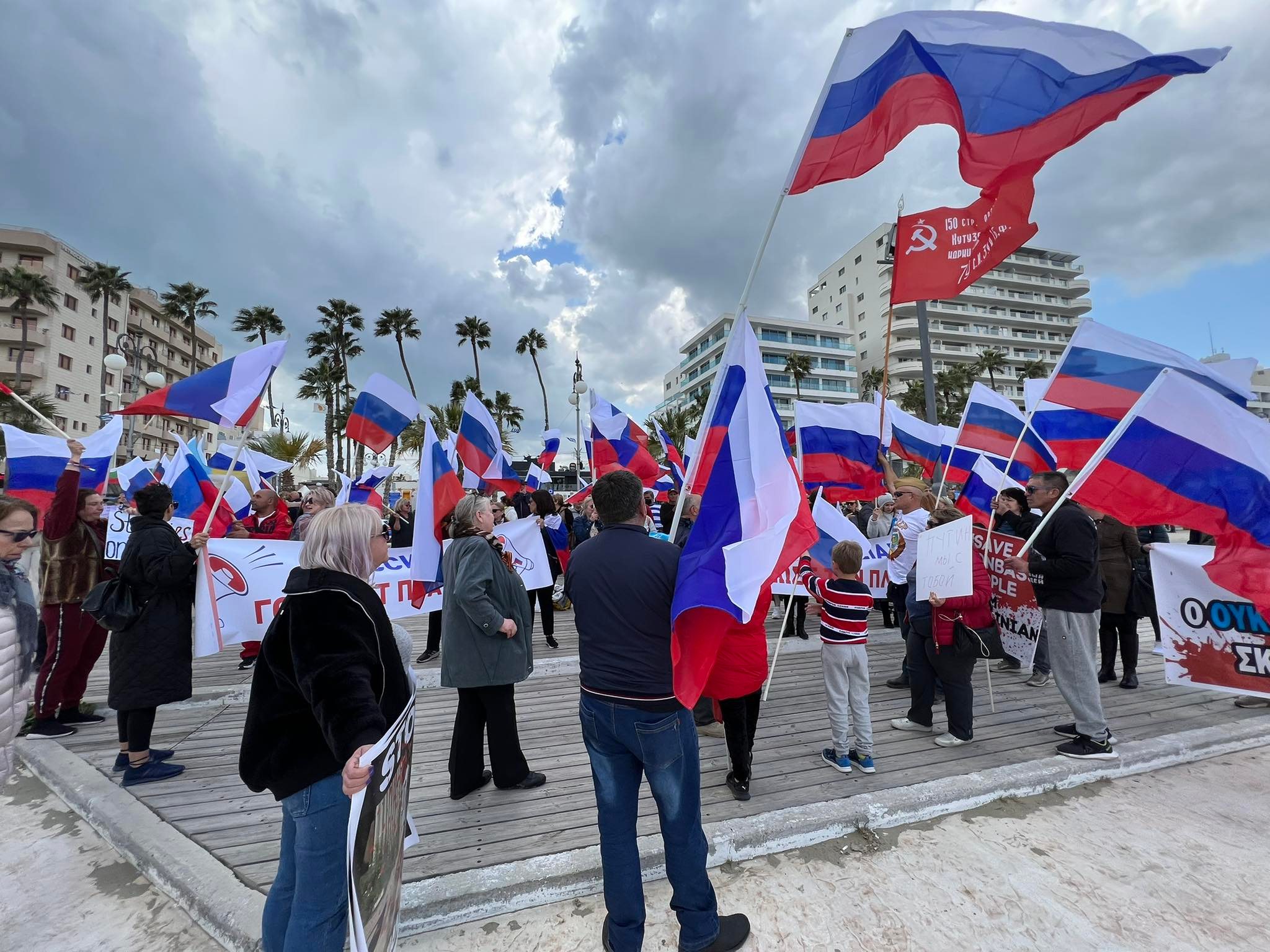 "Ρωσία σώσε τον πλανήτη" φωνάζουν Ρώσοι πολίτες σε εκδήλωση στη Λάρνακα (ΒΙΝΤΕΟ)