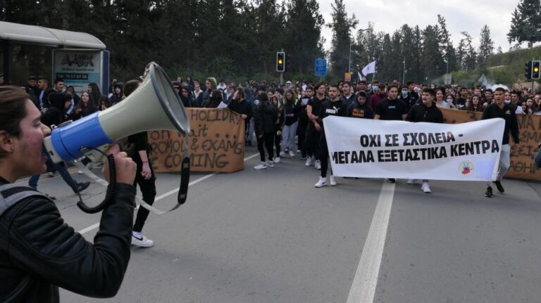 Εκτάκτως στη Βουλή τα αποτελέσματα των τετράμηνων εξετάσεων