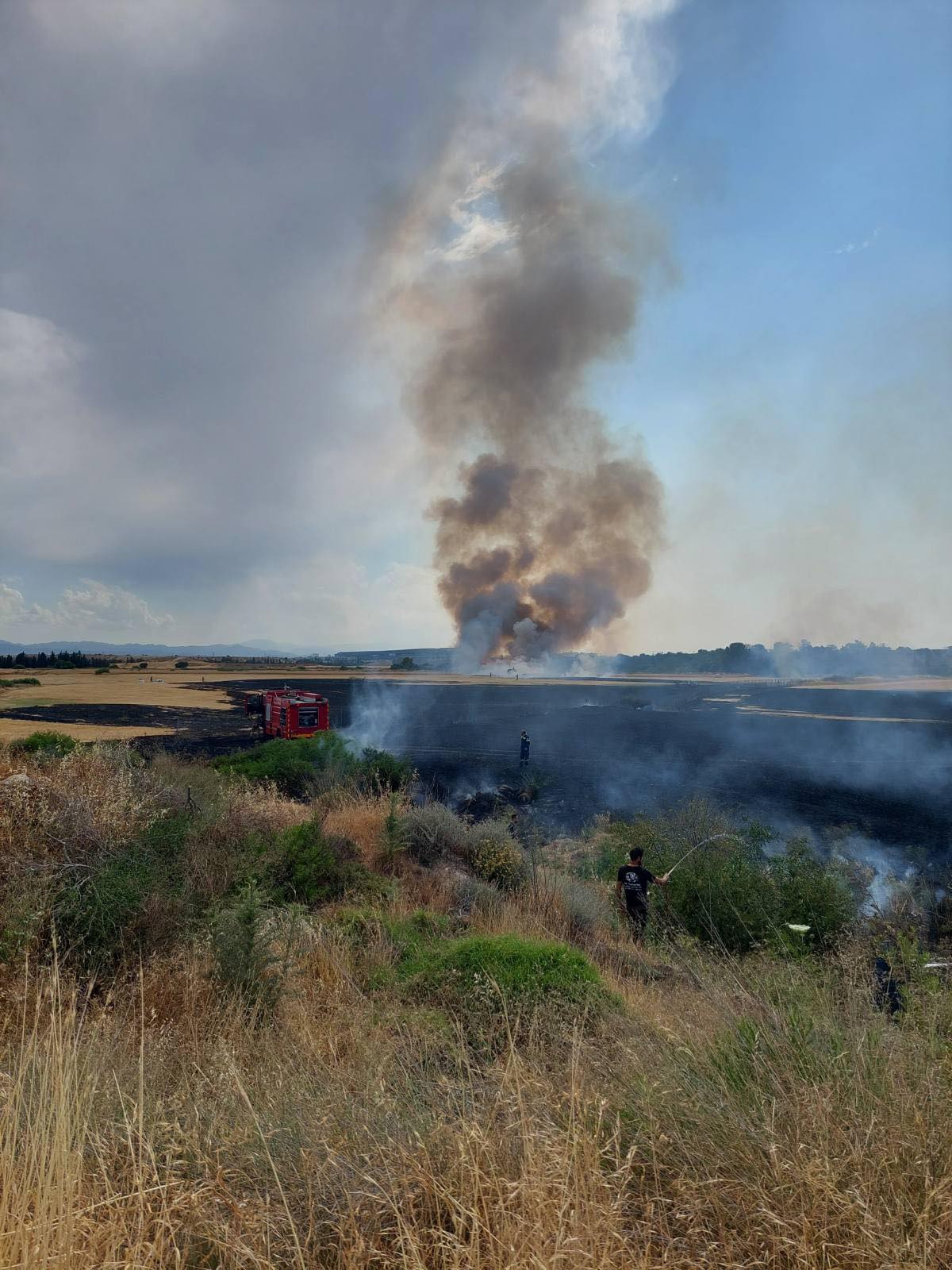 Κάηκε αποθήκη από την μεγάλη πυρκαγιά στην Έγκωμη, στάχτη 10 εκτάρια γης (VID)