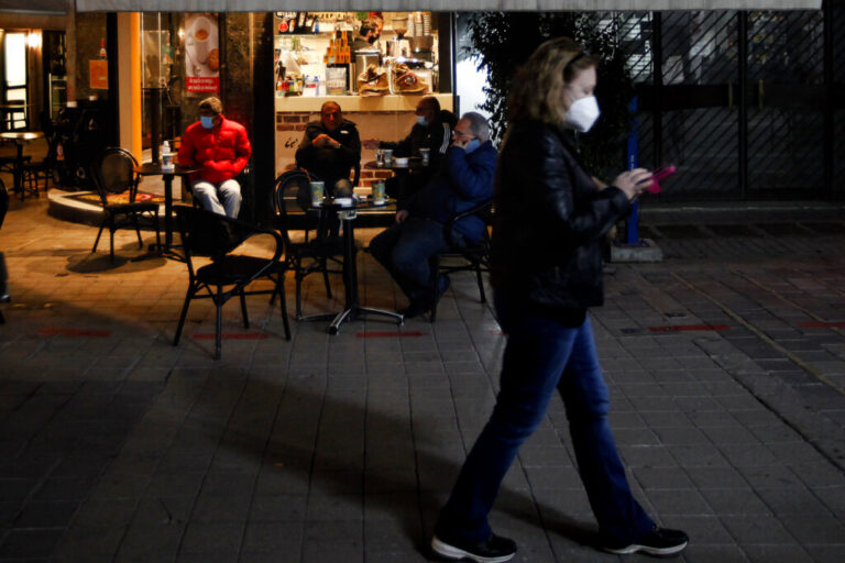 Χαμόγελα αισιοδοξίας για επιδημιολογικά δεδομένα, "καμπανάκι" από ειδικούς (VID)