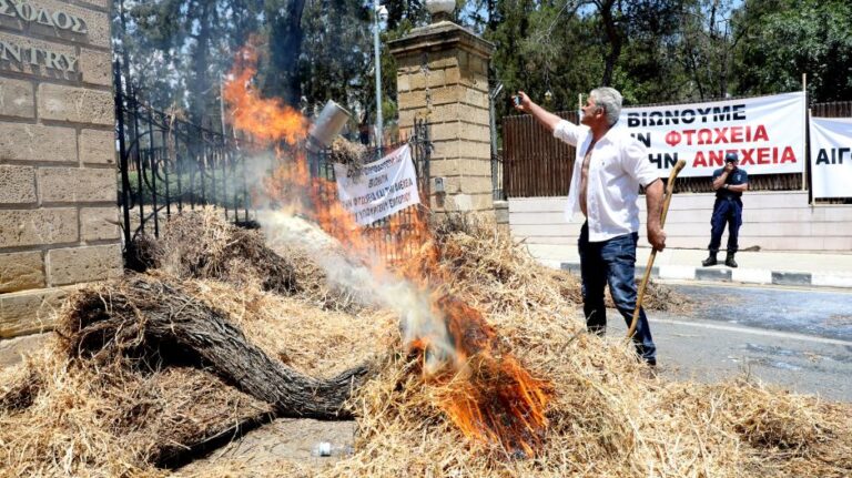 Συνελήφθη 42χρονος, αναζητούνται άλλοι δύο για τα έκτροπα στο Προεδρικό