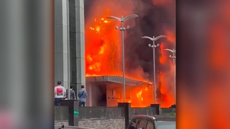 Φωτιά σε επιχειρηματικό κέντρο στη Μόσχα, 15 ασθενοφόρα στο σημείο