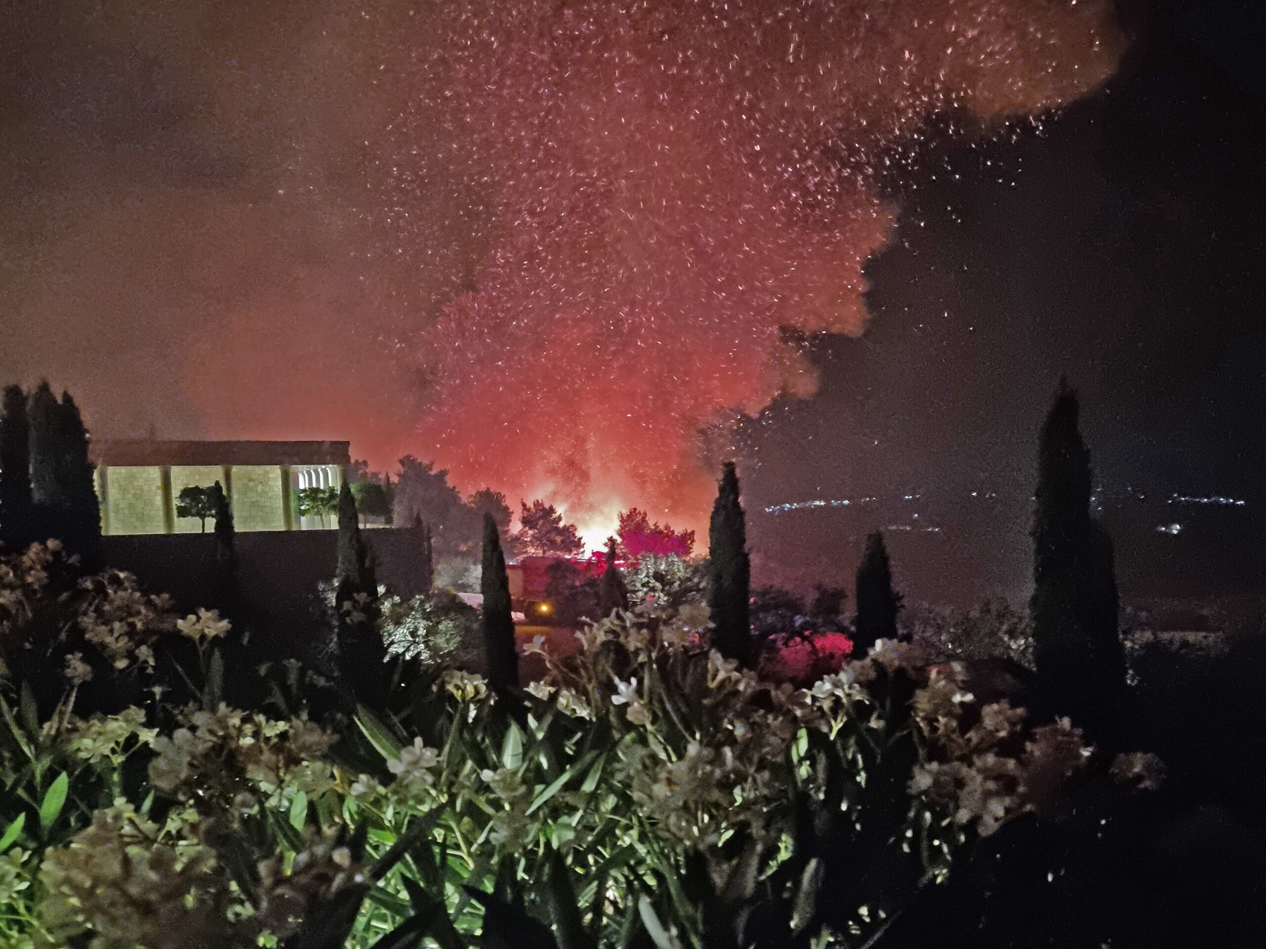 ΑΡΓΟΛΙΔΑ - ΜΕΓΑΛΗ ΦΩΤΙΑ ΣΤΟ ΚΡΑΝΙΔΙ