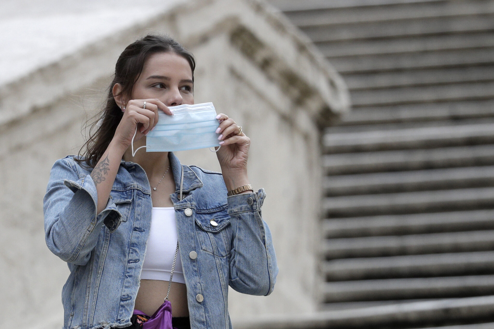 Στη ζωή μας και πάλι η μάσκα, υποχρεωτικη σε εσωτερικούς χώρους