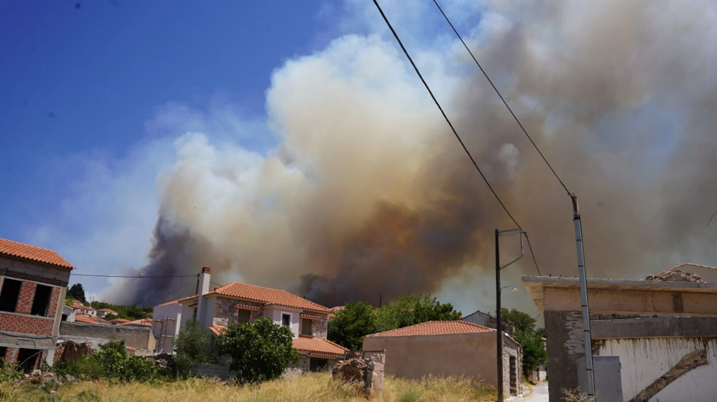 Φωτιά στη Λέσβο: Εκκενώνονται η Βρίσα και ο Σταυρός