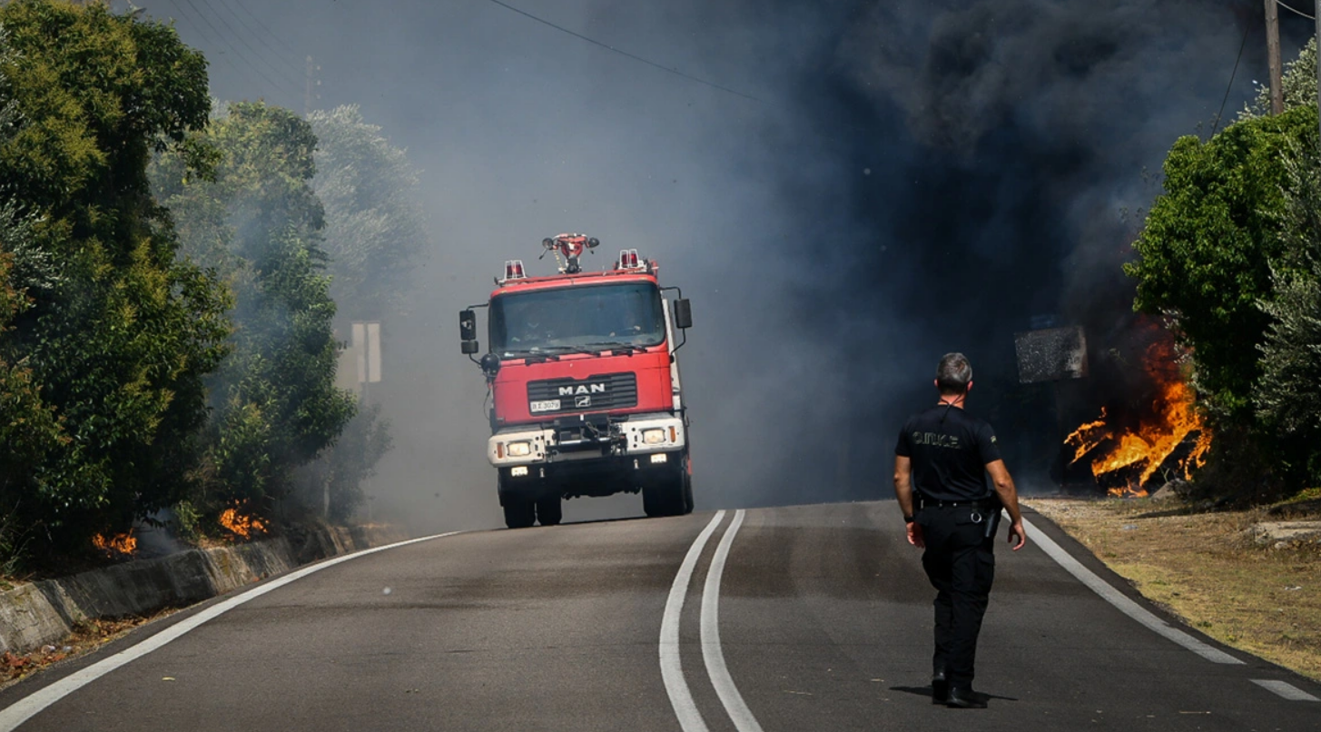 Ολονύχτιο θρίλερ στα Κρέστενα Ηλείας: Ανεξέλεγκτη φωτιά, απλώθηκε σε έκταση 20km