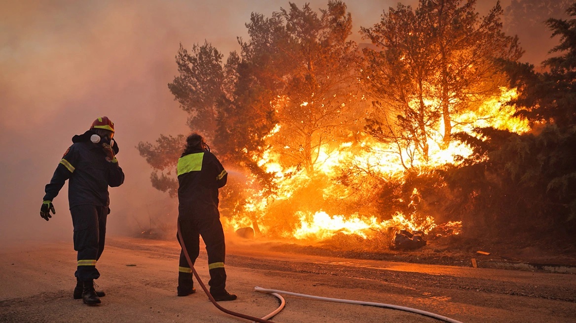 Πύρινος όλεθρος στην Πεντέλη: Πληροφορίες για εγκλωβισμένους στο λόφο Παλλήνης