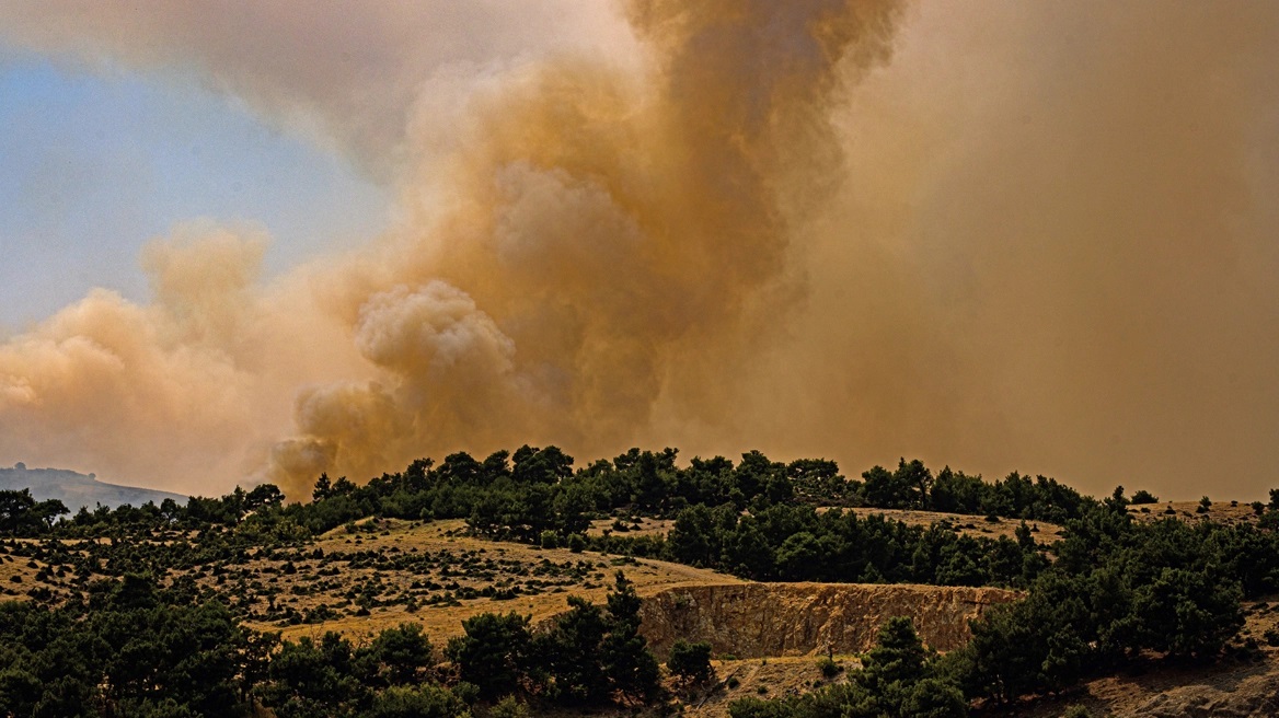 Πύρινος εφιάλτης στην Ελλάδα: Μάχη με τις φλόγες σε Έβρο, Λέσβο και Ηλεία