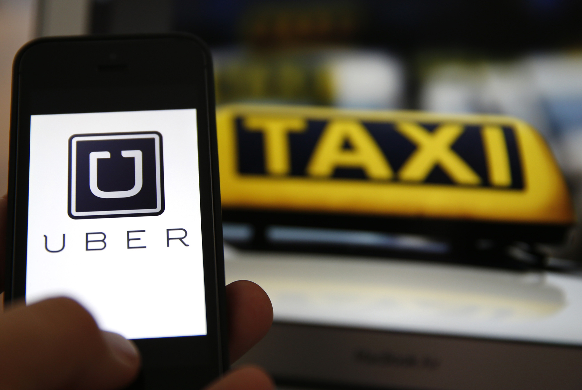 Αποκάλυψη Guardian: Πώς η Uber «φλέρταρε» με ηγέτες για να προωθήσει συμφέροντα