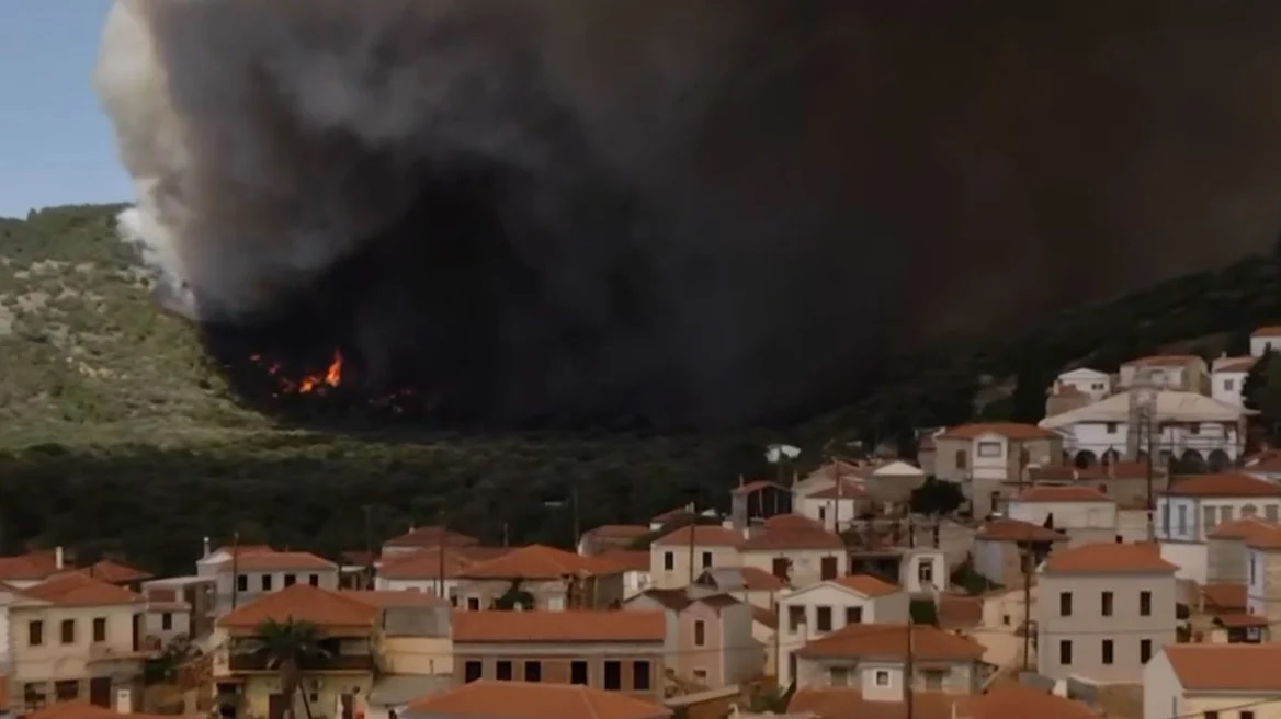 Αναζωπύρωση της φωτιάς στη Λέσβο, εκκενώνεται το χωριό Βρίσα