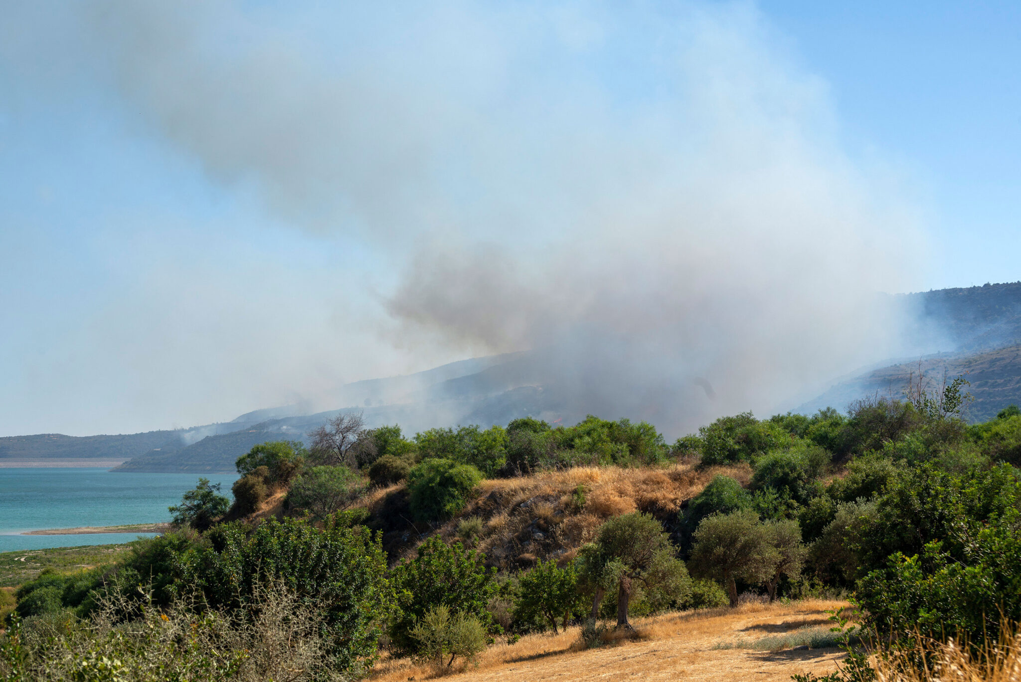 Σε δύσβατο έδαφος η πυρκαγιά που μαίνεται ανεξέλεγκτη στην Άλασσα  (ΦΩΤΟ&ΒΙΝΤΕΟ)