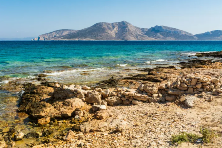 Ελλάδα: Βρήκε πτώματα σε προχωρημένη σήψη μέσα σε σακούλες στη θάλασσα