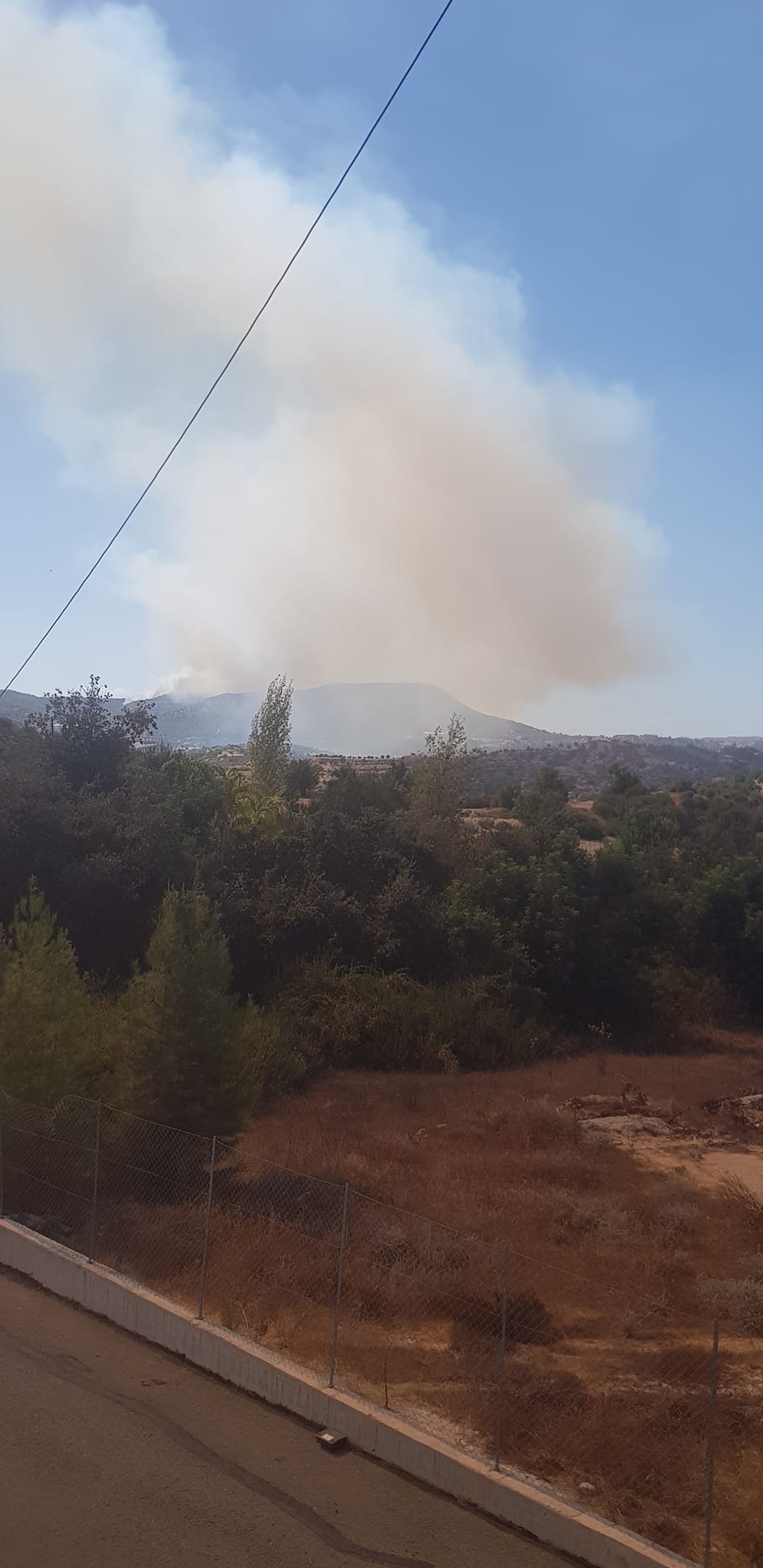 Κινδυνεύουν υποστατικά από τη φωτιά στην Άλασσα, σε εφαρμογή το σχέδιο ΙΚΑΡΟΣ 2