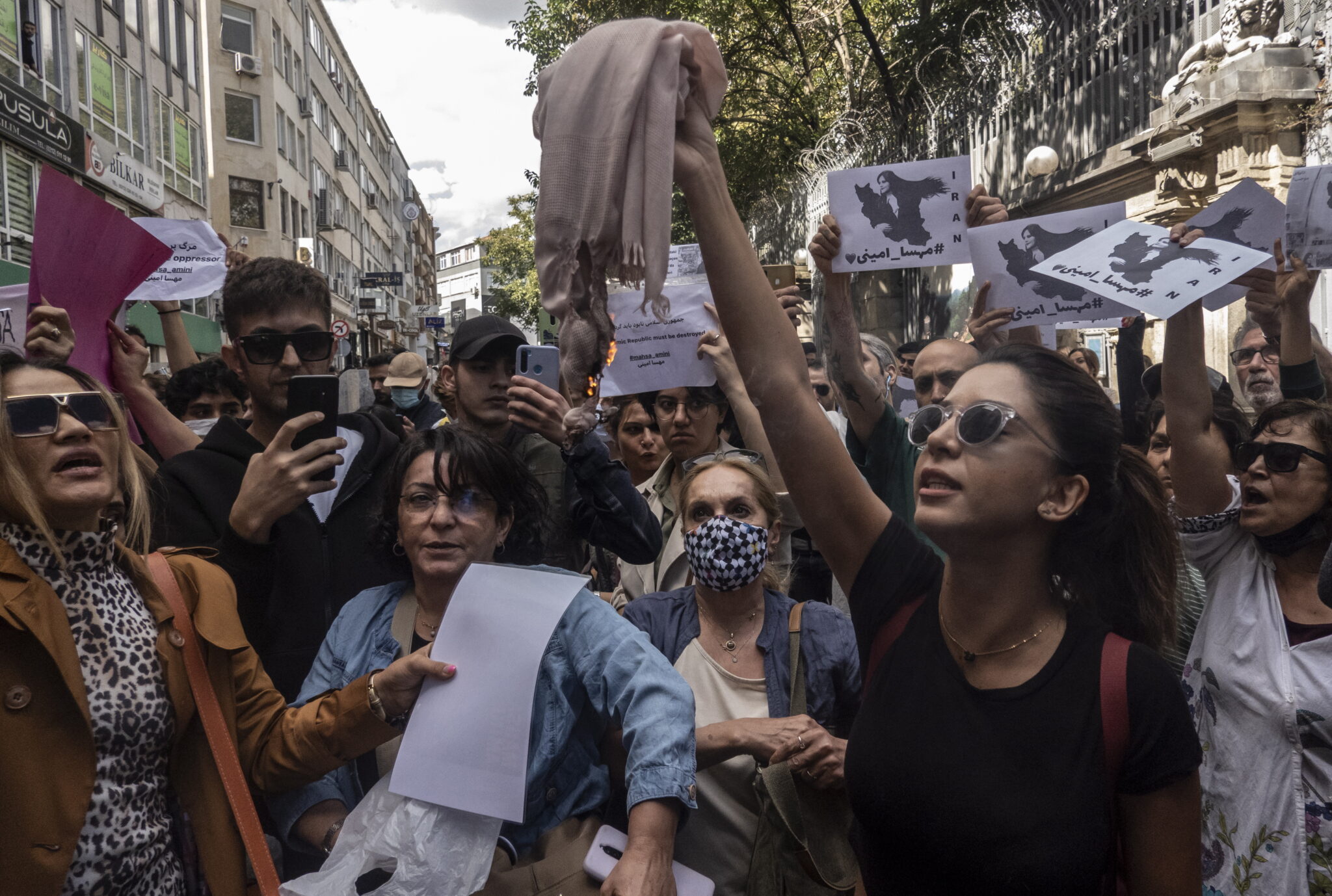 Πως η 22χρονη Mahsa πυροδότησε τη "φλόγα" μιας… προδιαγεγραμμένης επανάστασης