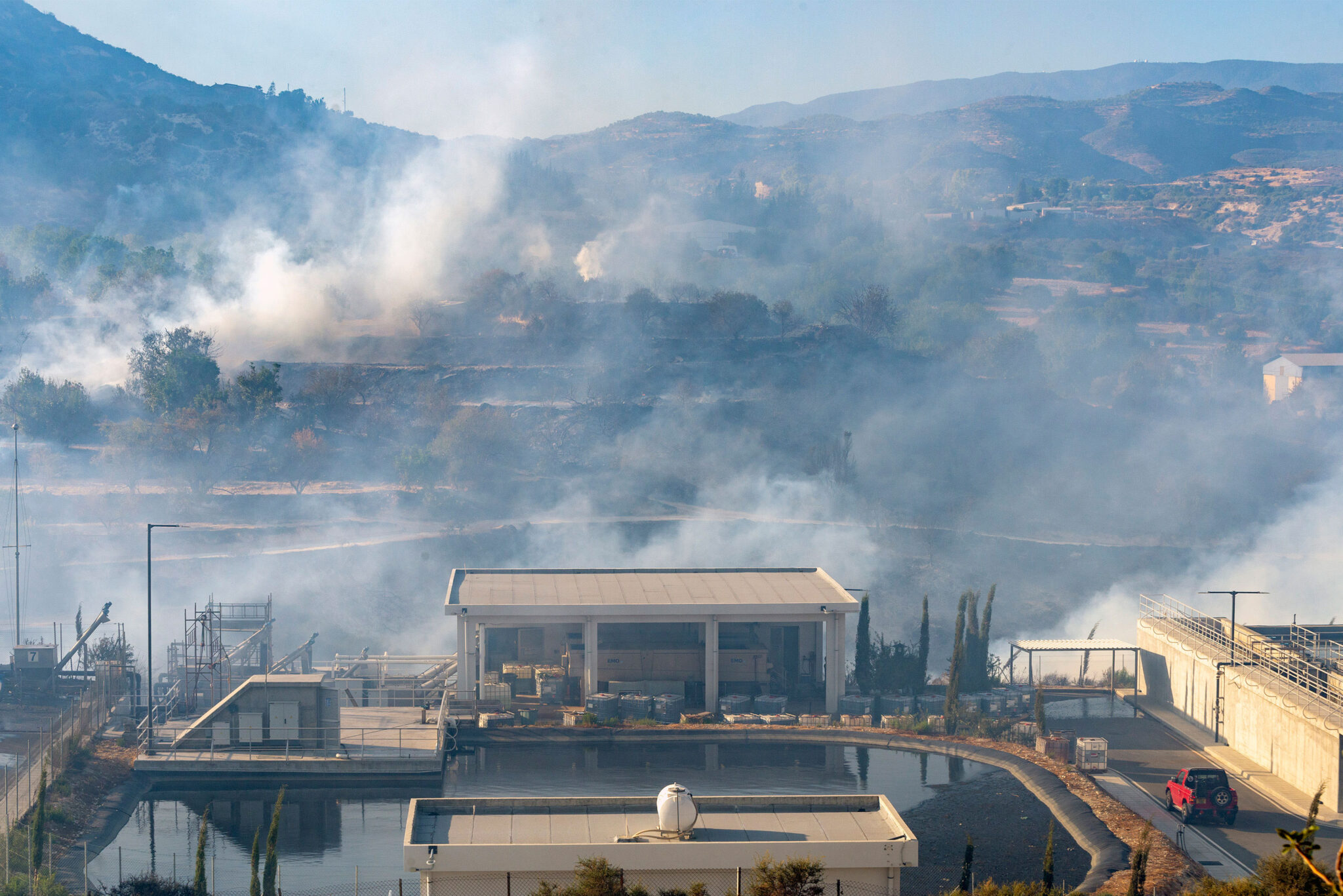 Ολονύχτια μάχη με τις φλόγες στην Άλασσα: Κάηκε αποθήκη και μάντρα ανακυκλώσιμων