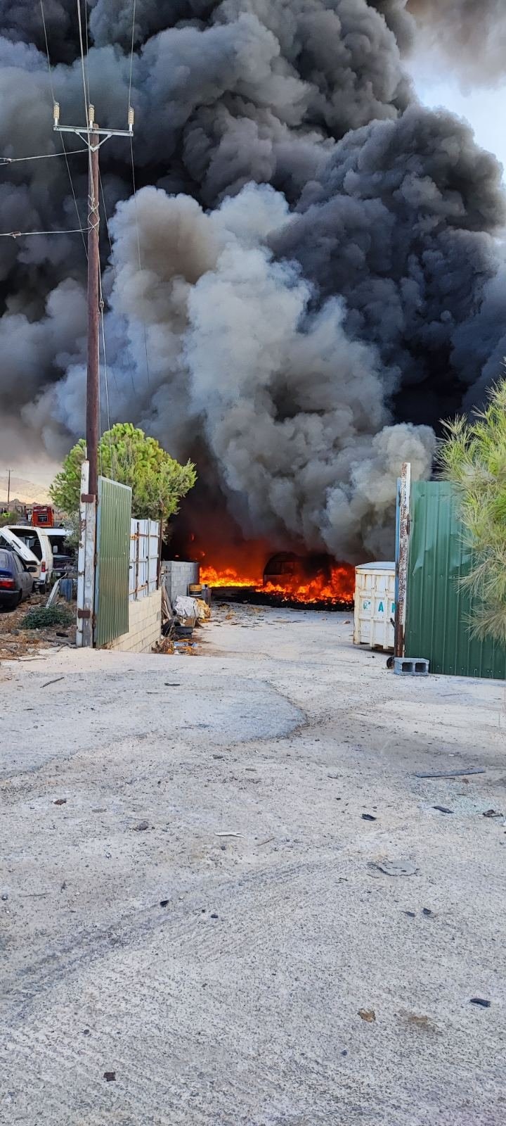 Τοξικός ο καπνός που κατέπνιξε την Πάφο από πυρκαγιά σε μονάδα ανακύκλωσης (VID)