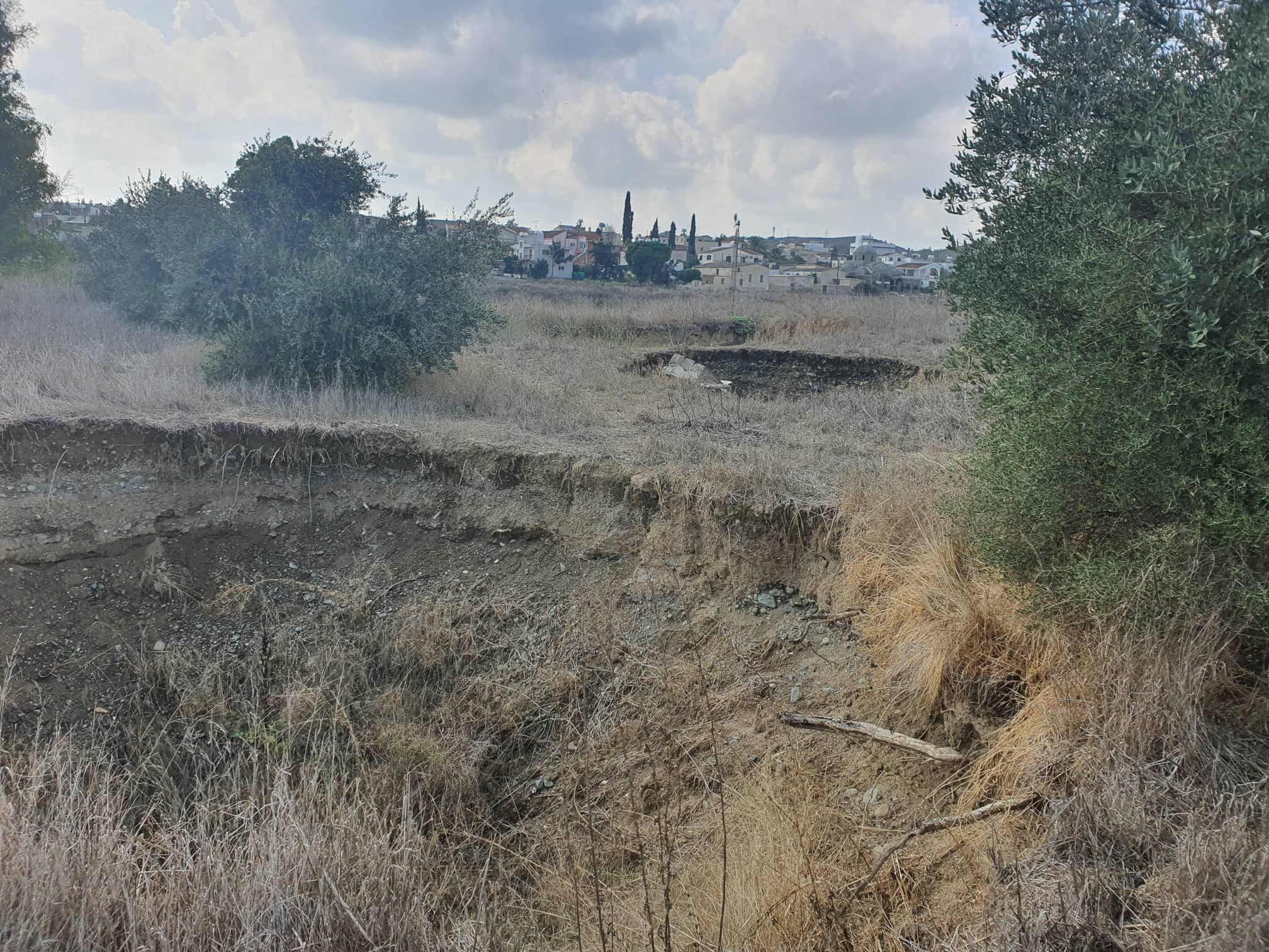 ΠΕΡΑ ΧΩΡΙΟ ΝΗΣΟΥ ΚΑΤΑΒΟΘΡΕΣ