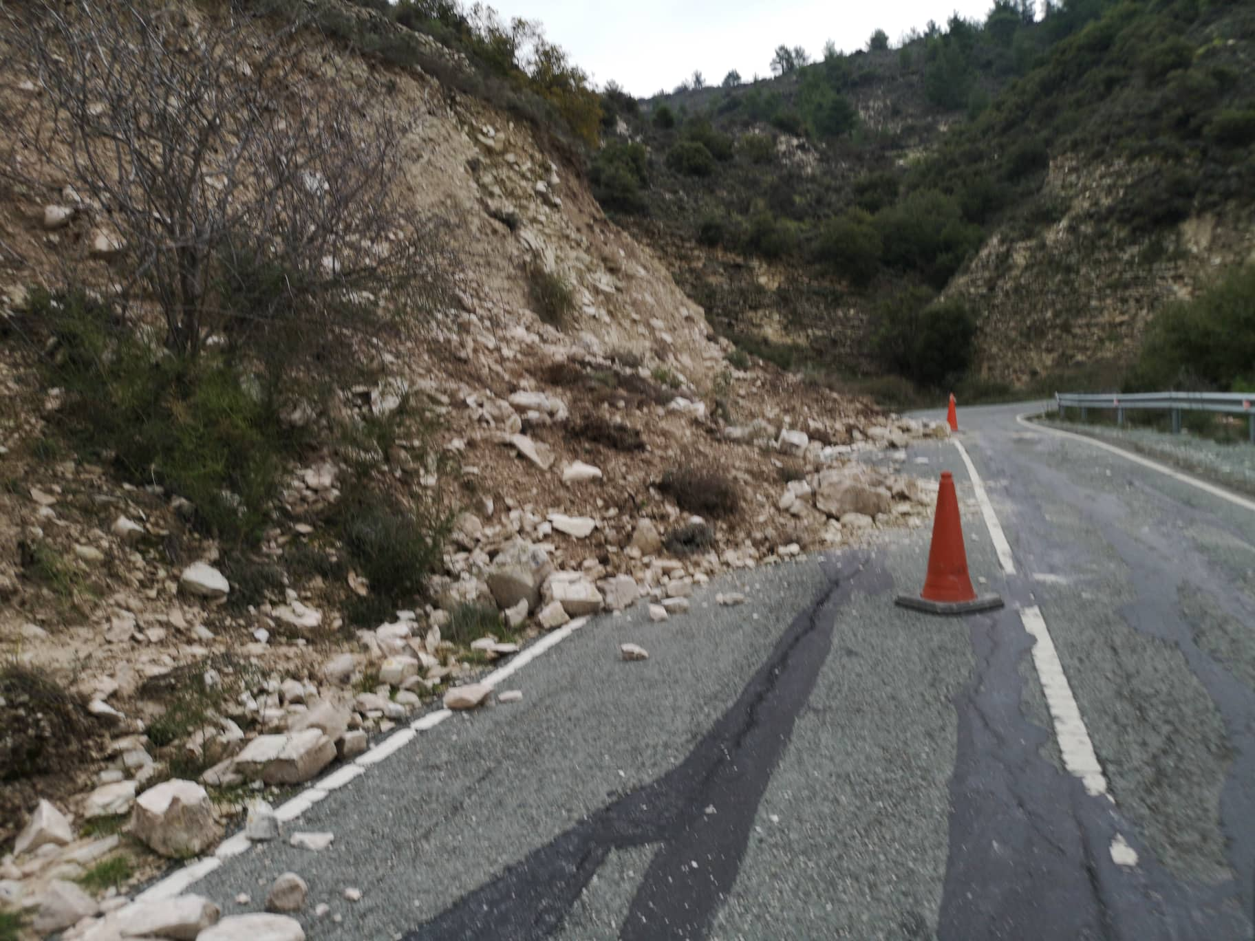 Σε αυτές τις περιοχές παρατηρούνται κατολισθήσεις πετρών και όγκου χώματος