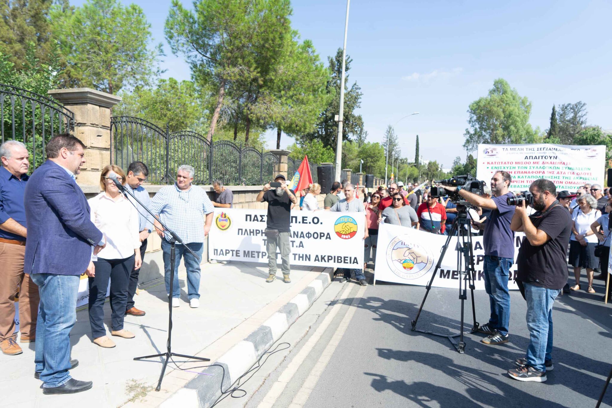 Δεκάδες εργαζόμενοι διαμαρτυρήθηκαν για την ακρίβεια και τους μισθούς