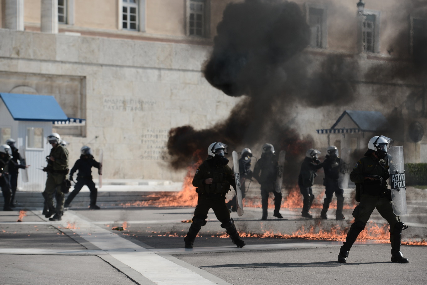 Επεισόδια με μολότοφ έξω από τη Βουλή των Ελλήνων στην πορεία για την απεργία