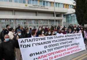 "Ντροπή σας" φώναξαν έξω από Προεδρικό και ΔΗΣΥ φίλοι γυναικών υπαξιωματικών ΕΦ