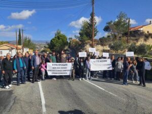 «Δεν θέλουμε να κρυώνουμε»: Βγήκαν στους δρόμους οι κάτοικοι του Αγίου Αμβροσίου