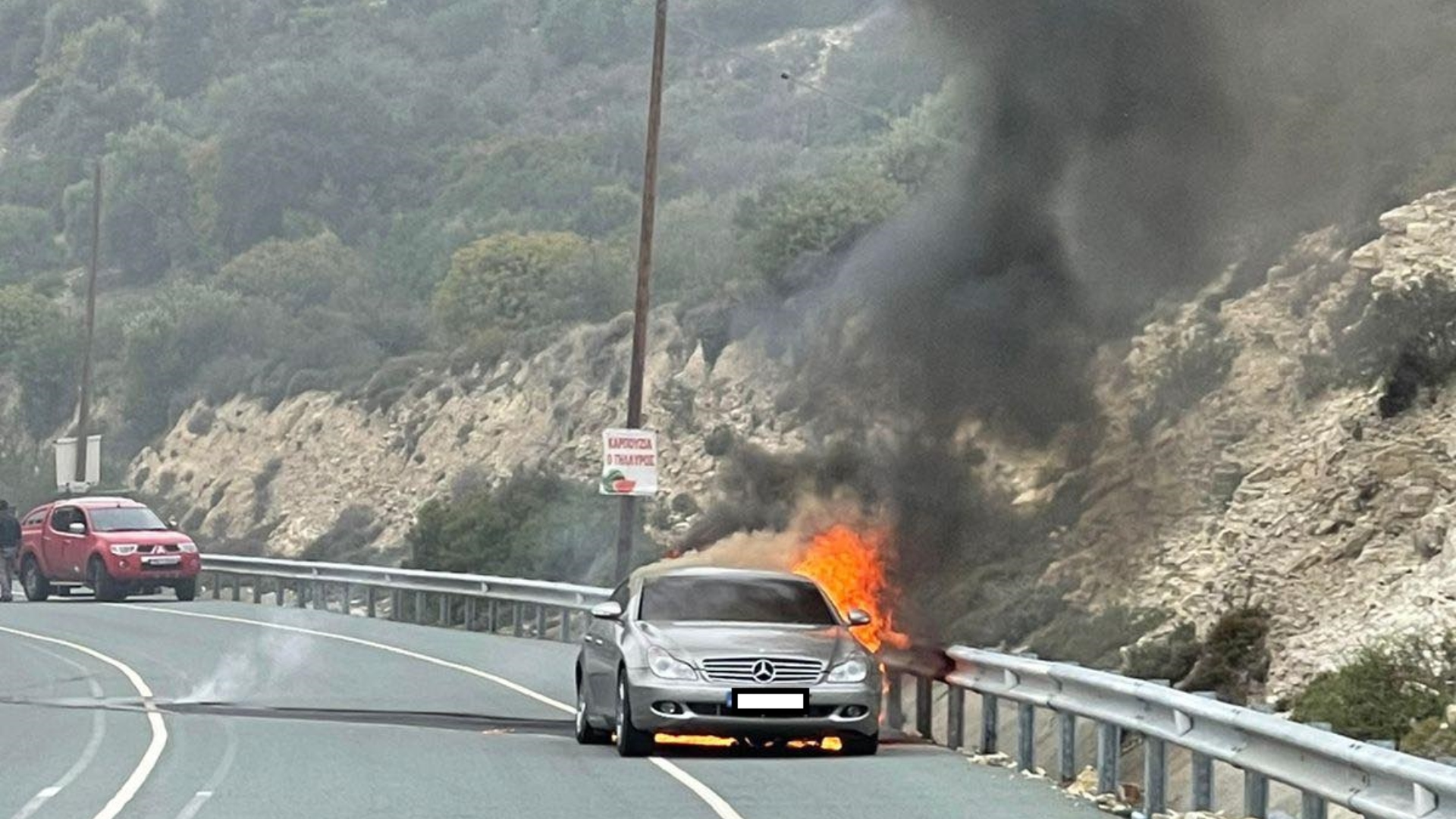 ΦΩΤΟ: Στιγμές αγωνίας για οδηγό που παγιδεύτηκε στο φλεγόμενο όχημα του