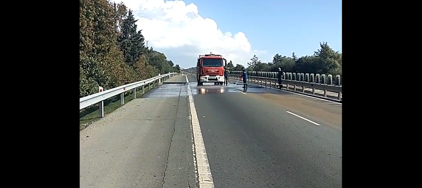 ΒΙΝΤΕΟ: Πλένουν με πυροσβεστικό όχημα το highway για να καθαρίσει από τις ελιές