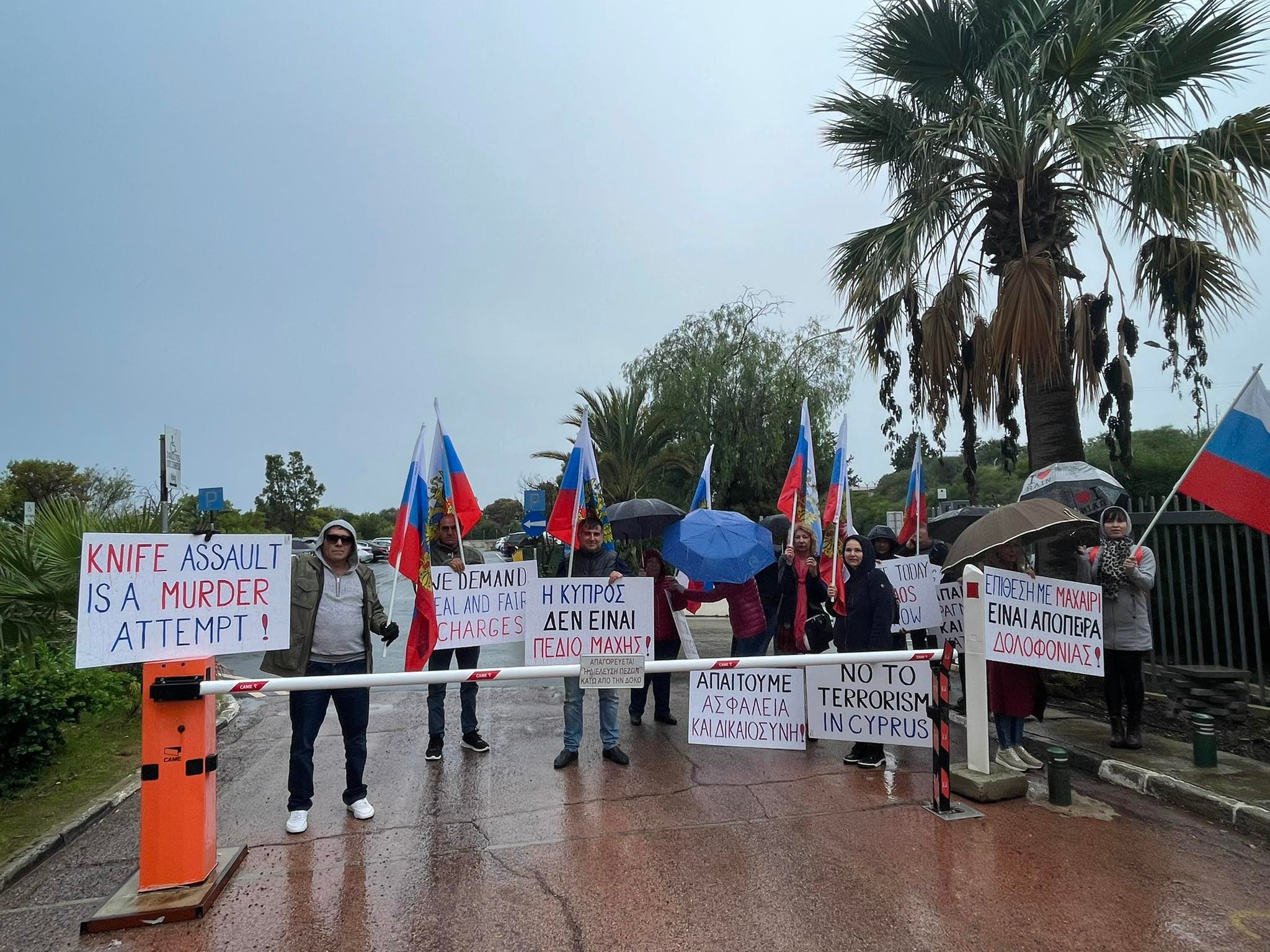 Διαμαρτυρία έξω από το Δικαστήριο για την Ουκρανή που έβγαλε μαχαίρι σε Ρώσους