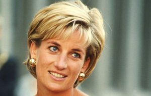 Το iconic μωβ φόρεμα της Πριγκίπισσας Diana βγαίνει σε δημοπρασία