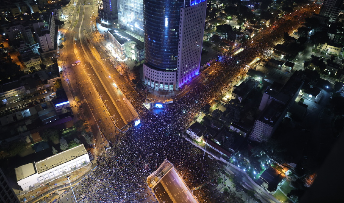 100.000 διαδηλωτές στους δρόμους του Τελ Αβίβ κατά του «εγκληματία» Νετανιάχου