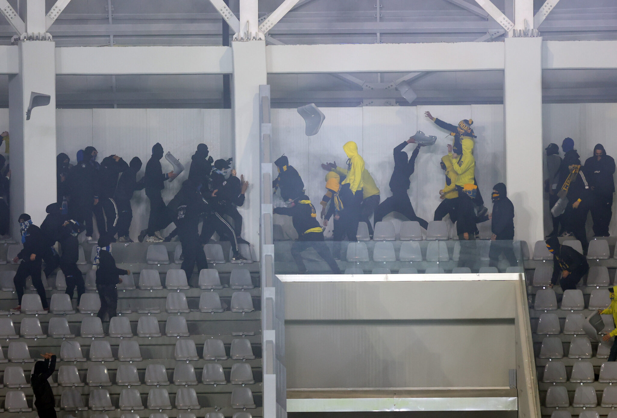 Πρόστιμο και απαγόρευση μετακίνησης φιλάθλων σε Απόλλωνα και ΑΕΛ