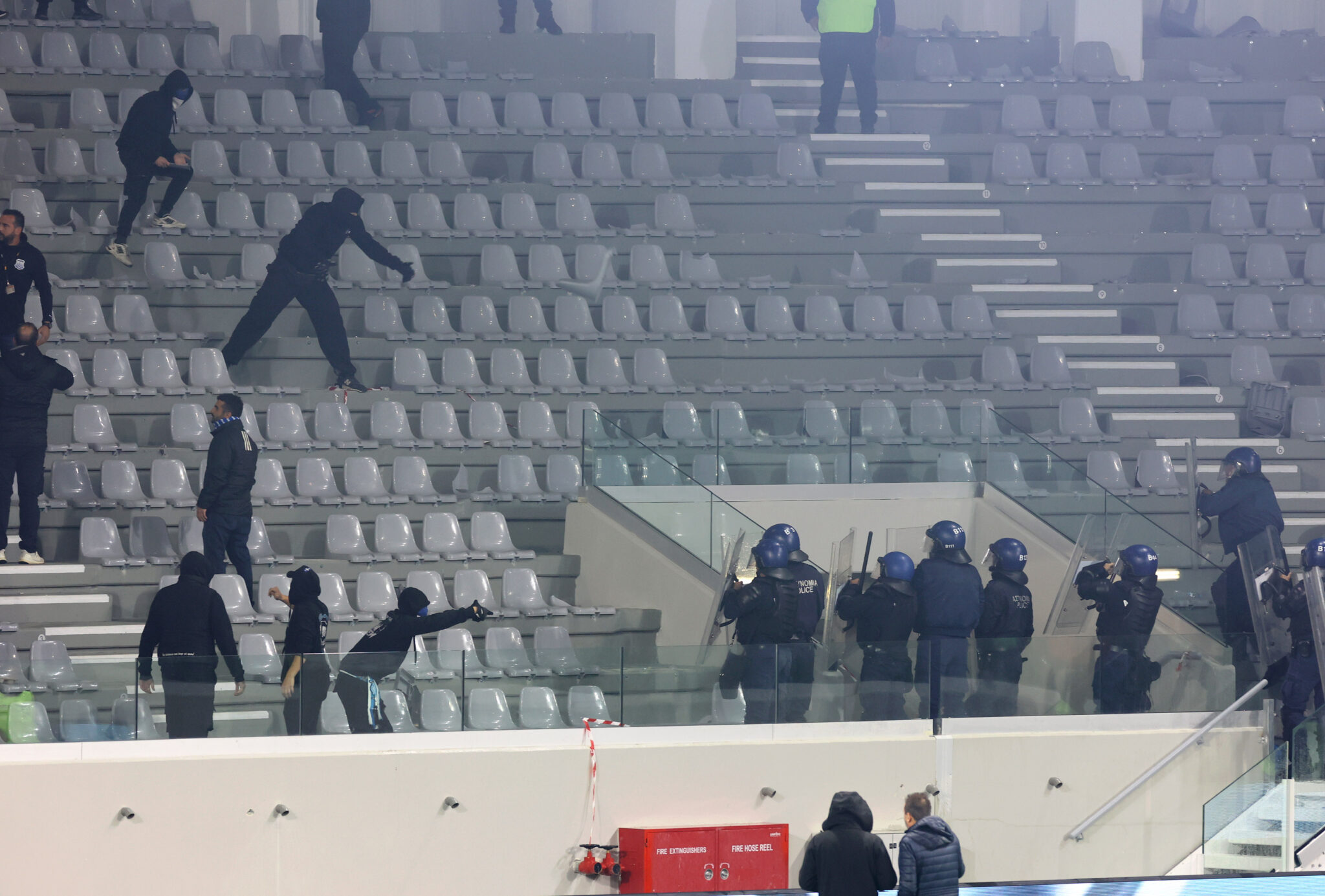 Συστάθηκε ανακριτική ομάδα για τα έκτροπα ΑΕΛ-Απόλλωνα στο στάδιο «Αλφαμέγα»