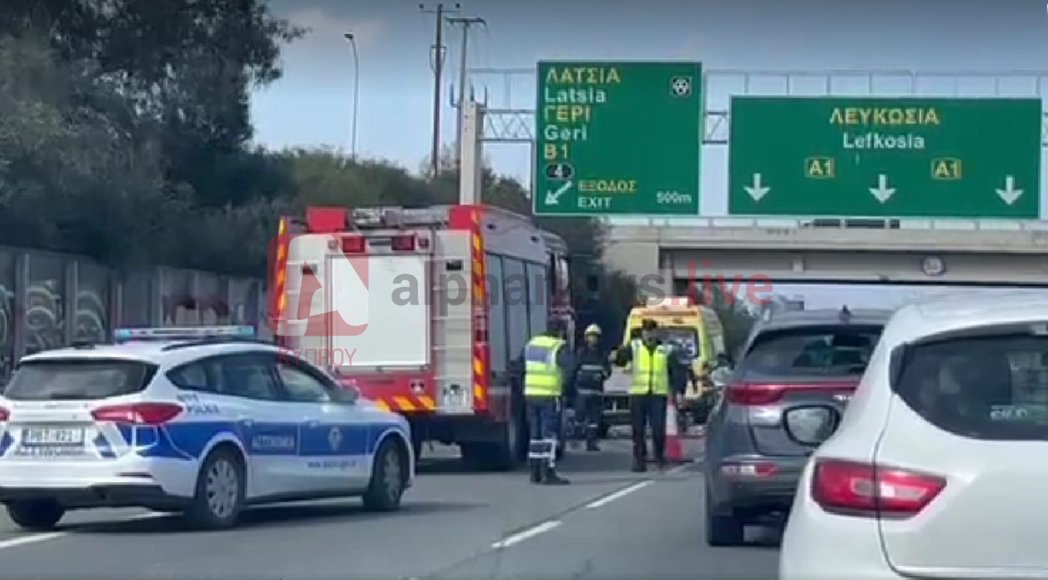 Γέμισε ξύλα το highway: Ανατράπηκε φορτηγό, απεγκλωβισμός του οδηγού