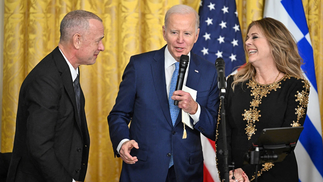 Viral η Wilson: Τραγούδησε Κόκοτα στη δεξίωση του Biden για την 25η Μαρτίου(VID)