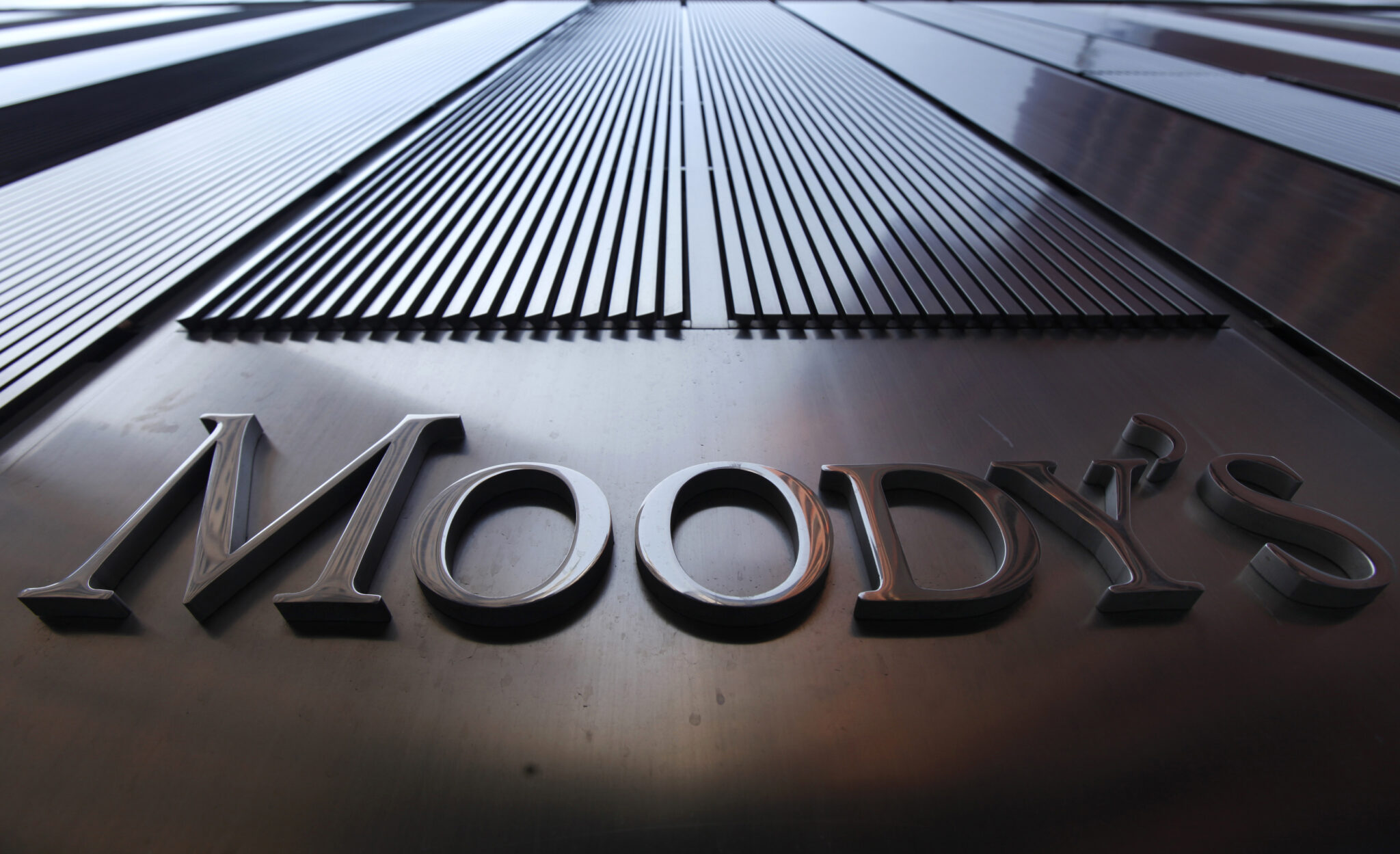 Moody’s: Θετική η αύξηση των επιτοκίων στην ΕΕ