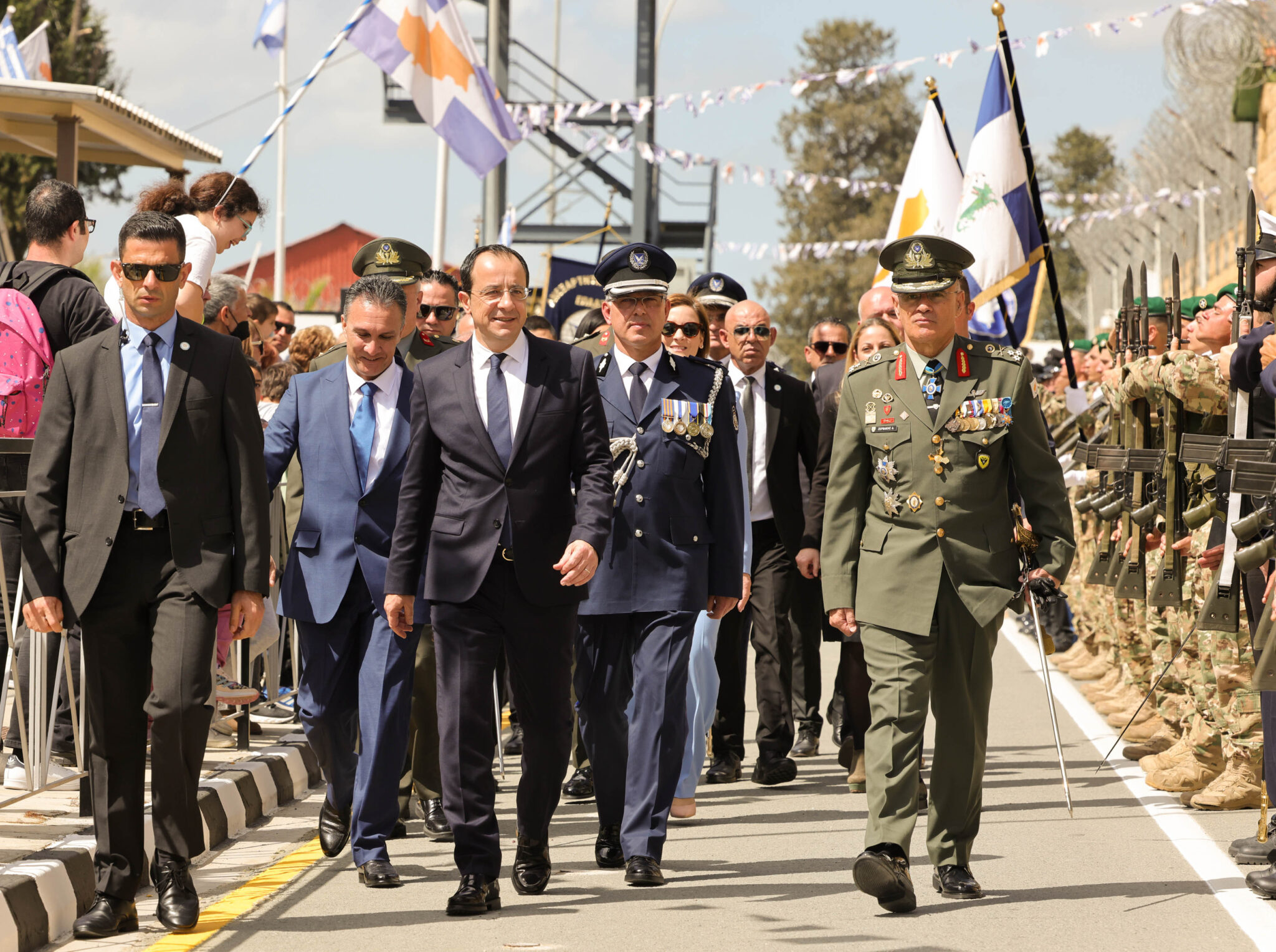 68 χρόνια μετά: Με λαμπρότητα τίμησε η Κύπρος το έπος της ΕΟΚΑ (BINTEO)