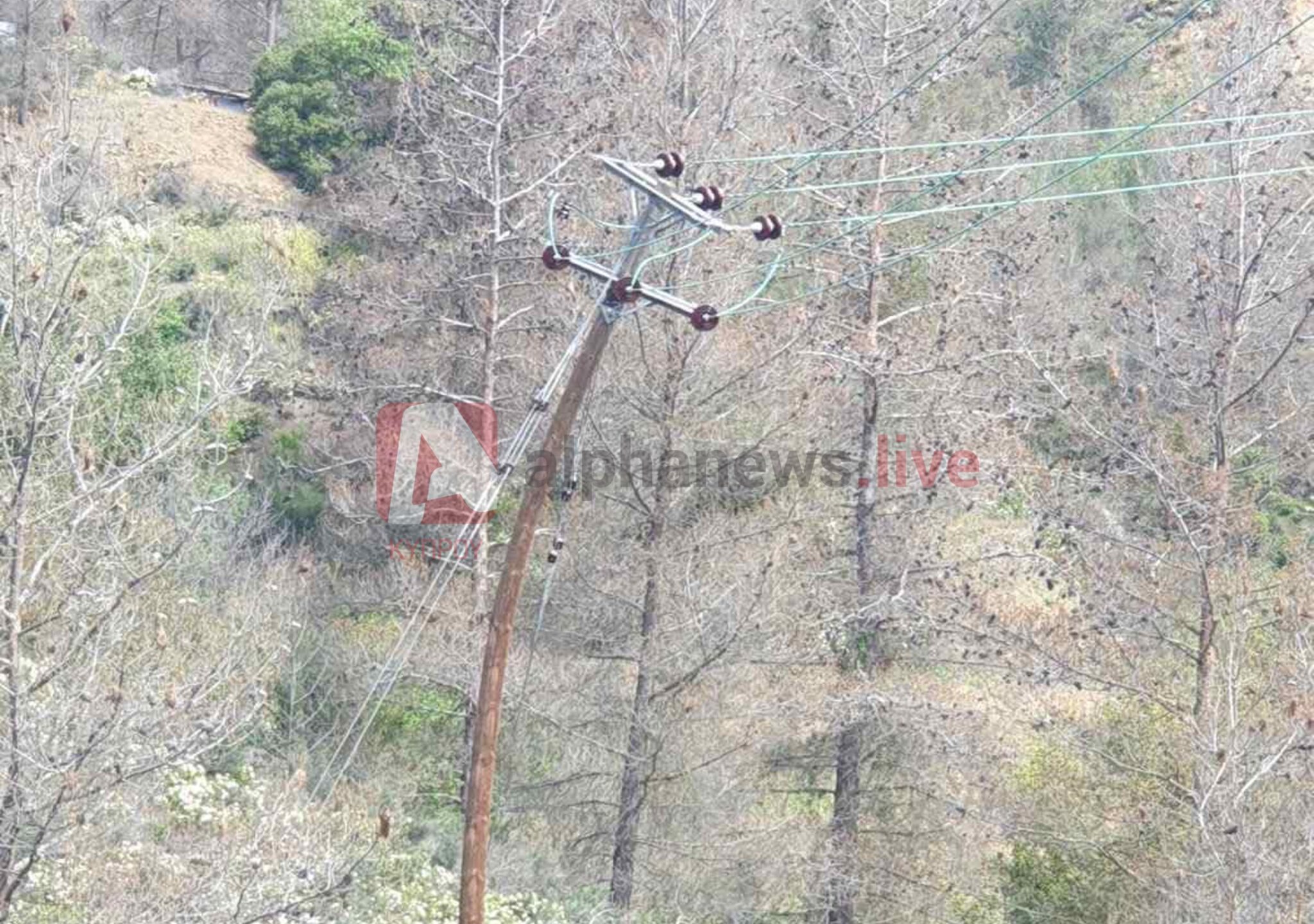 ΦΩΤΟ: Κίνδυνος από πάσσαλο της ΑΗΚ που έγειρε έξω από τα Μανδριά