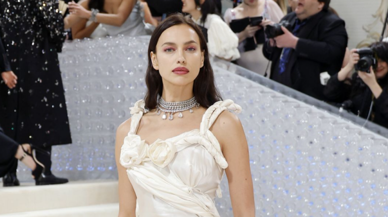 Irina Shayk: «Έσπασε» έναν από τους κανόνες μόδας του Lagerfeld στο Met Gala