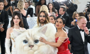 Met Gala: Τα εκκεντρικά looks των celebrities που εντυπωσίασαν στο κόκκινο χαλί