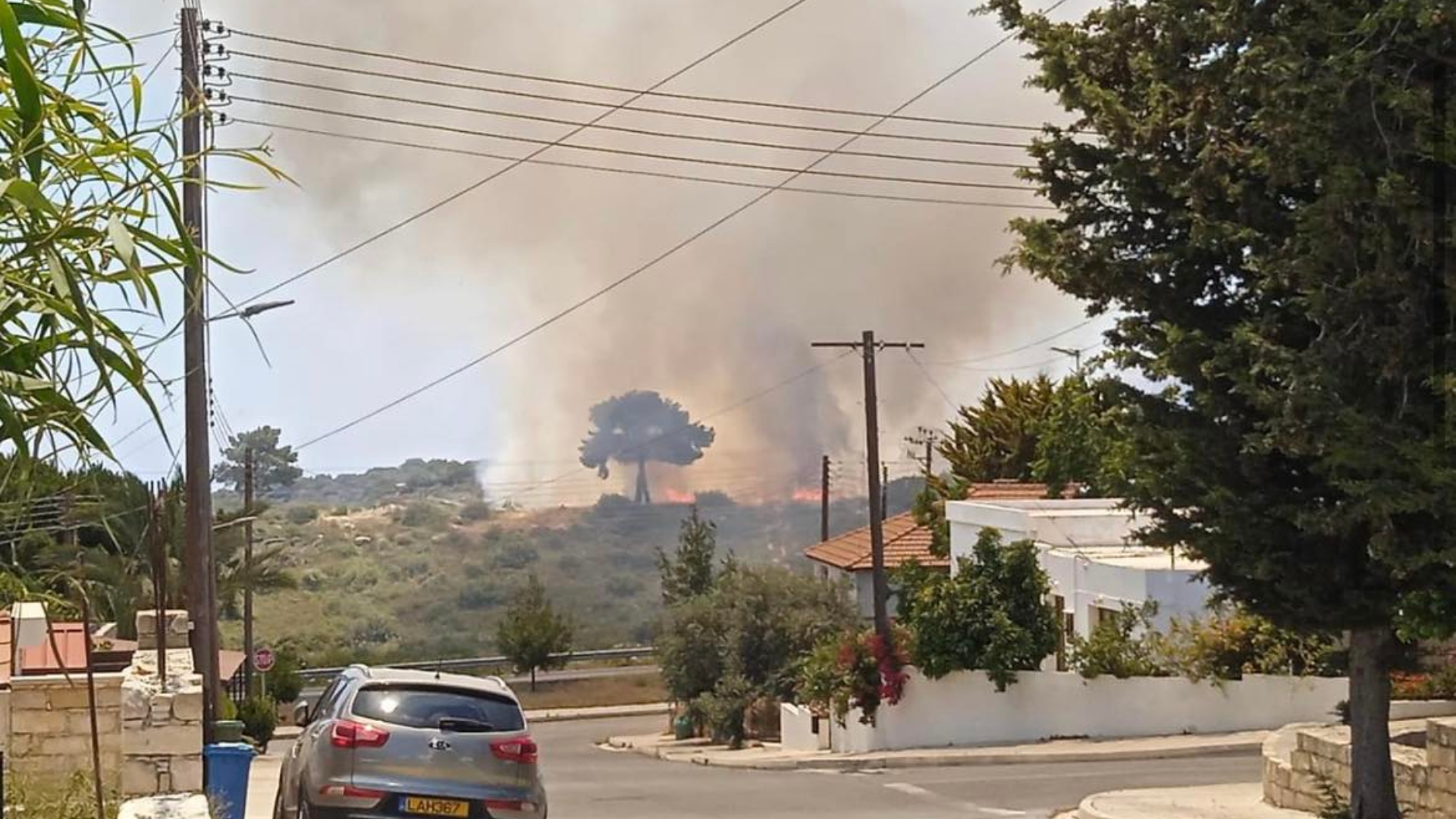 Πυρκαγιά στις Κυβίδες: Στη μάχη και εναέρια μέσα