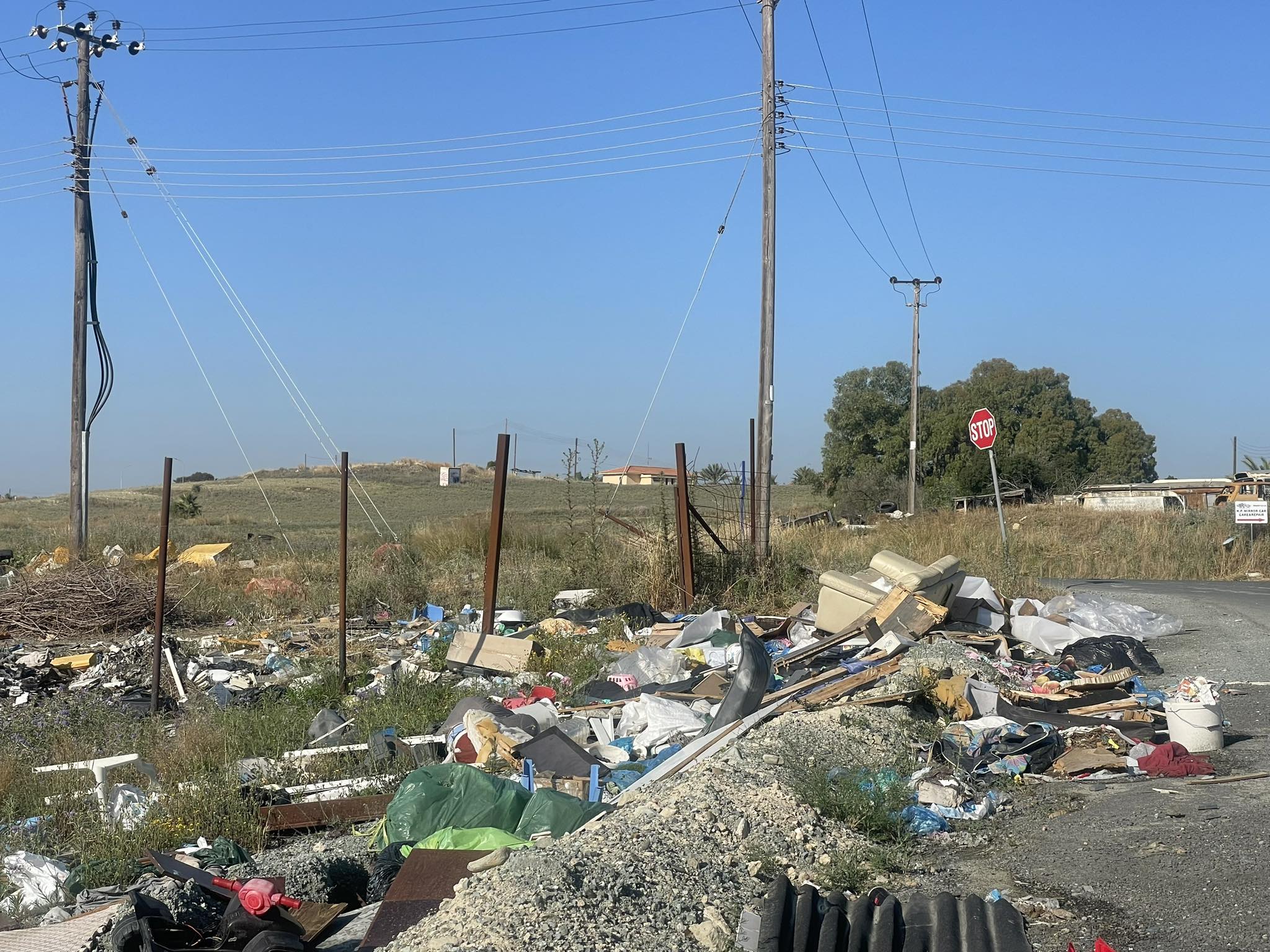 Από καναπέδες μέχρι ποδήλατα: Μετέτρεψαν δρόμο σε χωματερή (ΒΙΝΤΕΟ)